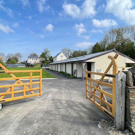 The Old Mountain Stables Caerllwyn Ganol Farm Apartment Нюпорт Екстериор снимка
