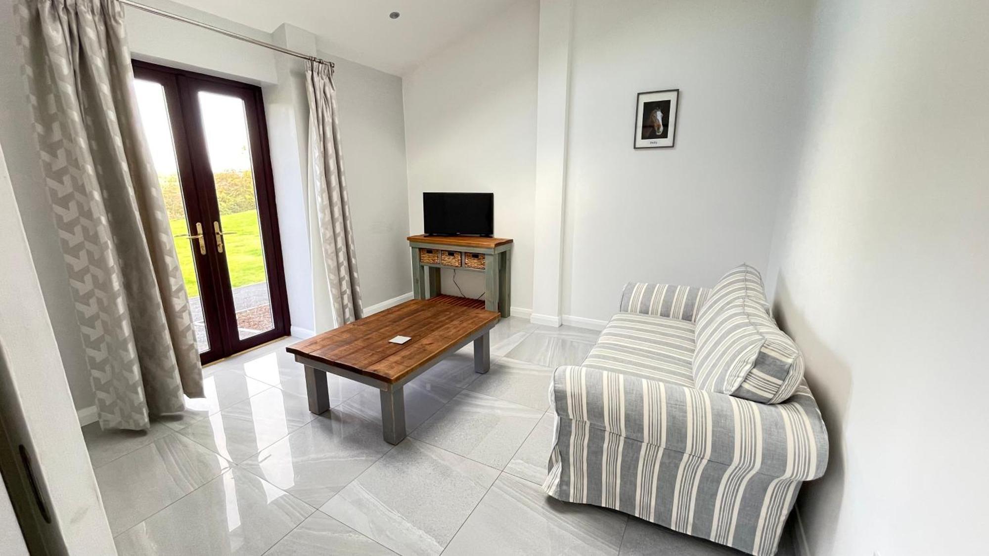 The Old Mountain Stables Caerllwyn Ganol Farm Apartment Нюпорт Екстериор снимка